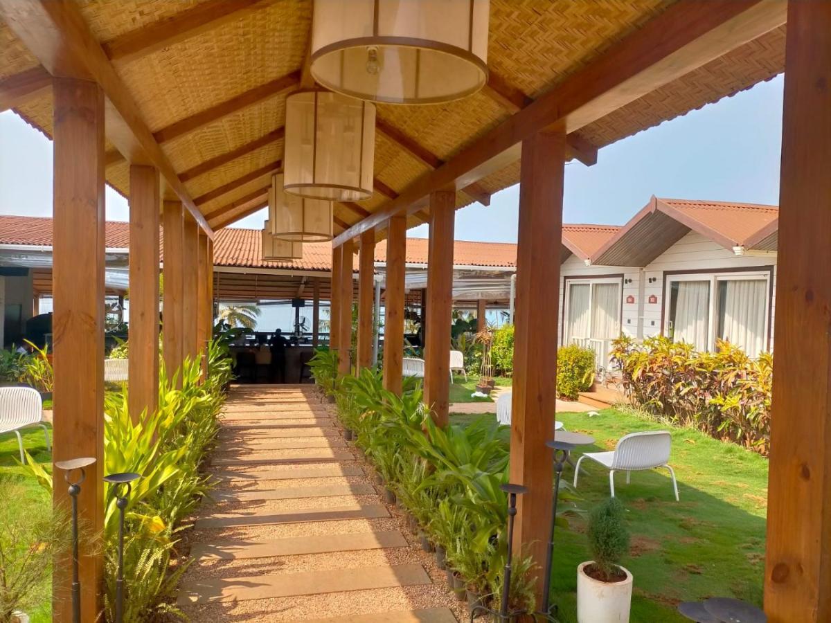 Stone Wood Beach Resort, Vagator Exterior foto