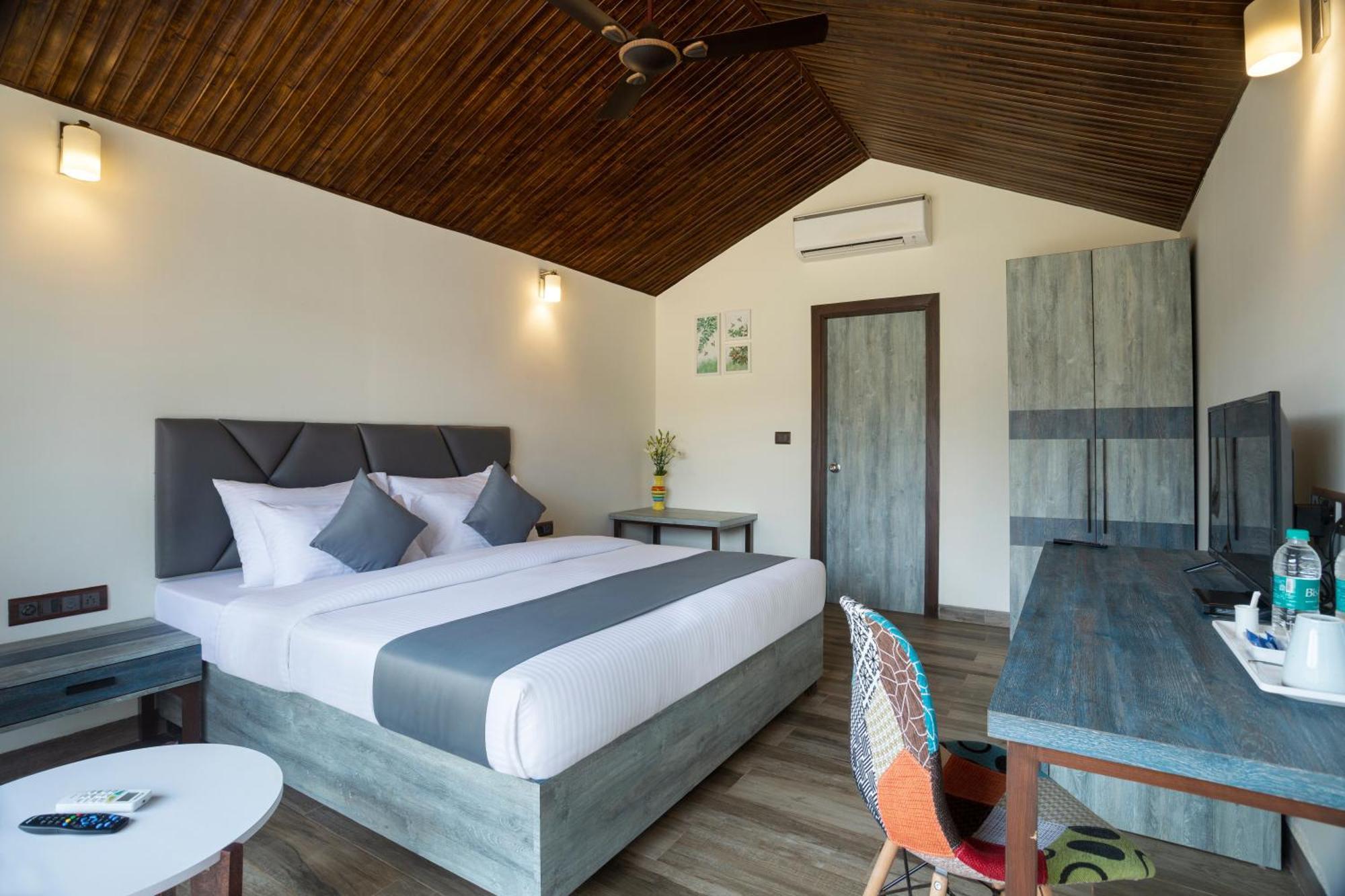 Stone Wood Beach Resort, Vagator Exterior foto